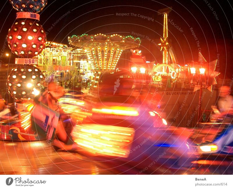 Breakdancer Jahrmarkt Frühlingsfest Wiese Nachtleben Fahrgeschäfte mehrfarbig Aktion schwarz gelb Lichtermeer Club Freude break Feste & Feiern herbstfest night