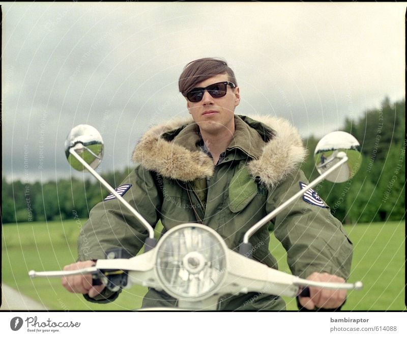 The Modernist I Lifestyle Stil maskulin Junger Mann Jugendliche Kopf 1 Mensch 18-30 Jahre Erwachsene Verkehrsmittel Kleinmotorrad Jacke Fell Sonnenbrille fahren