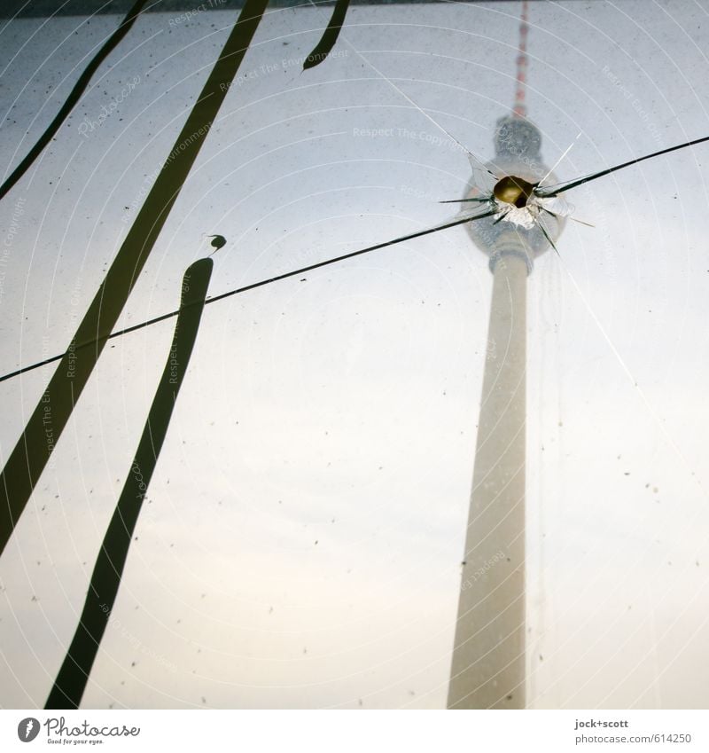 Sprung in der Schüssel Himmel Hauptstadt Sehenswürdigkeit Wahrzeichen Berliner Fernsehturm Streifen kaputt Klischee trist Aggression Glasscheibe Riss Einschlag