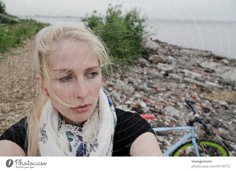 große freiheit. sportlich Zufriedenheit Freiheit Fahrradtour Strand Fixie Junge Frau Jugendliche 18-30 Jahre Erwachsene Natur Luft Wasser Meer Schal atmen