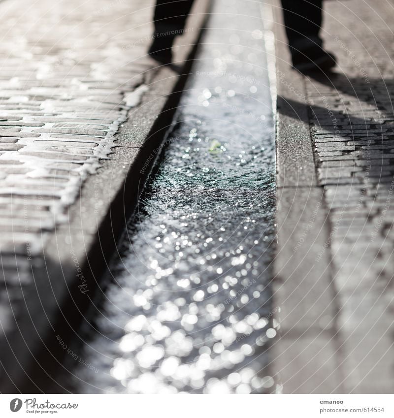 Bächlespringer Ferien & Urlaub & Reisen Städtereise Mensch Mann Erwachsene Leben Fuß 1 Wasser Stadt Stadtzentrum Altstadt Platz Sehenswürdigkeit Wahrzeichen