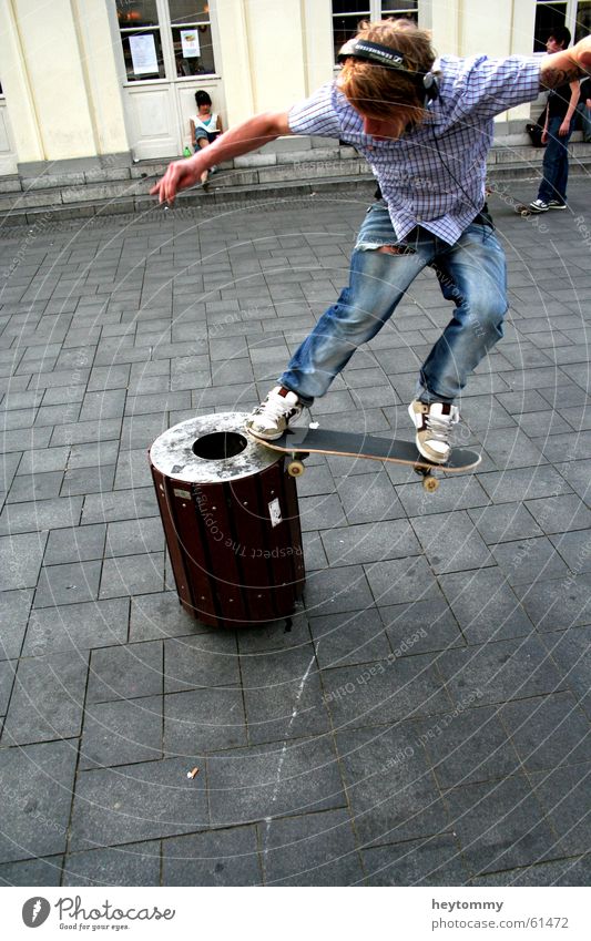 Skate it down Aachen Skateboarding Hardcore Müllbehälter Aktion Mann Bewegung Freizeit & Hobby elisenbrunnen Sport skateboarden rollbrettfahren wenk