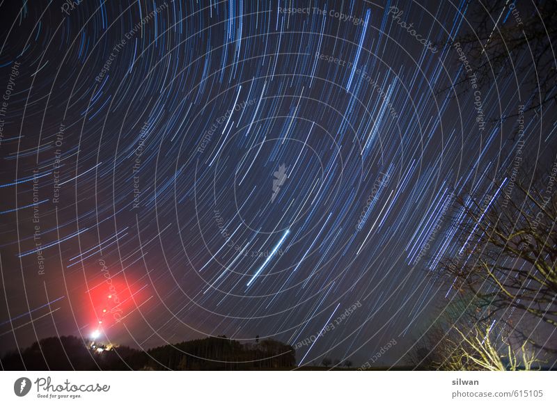 Malen nach Sternen Natur Luft Himmel Wolkenloser Himmel Horizont Winter Schönes Wetter Baum Hügel beobachten glänzend leuchten groß Unendlichkeit kalt blau rot