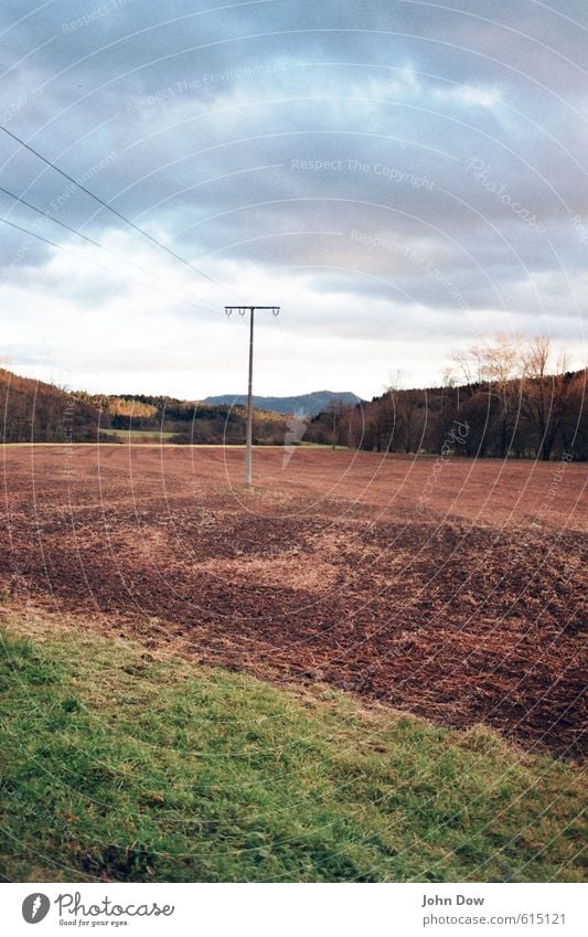 E-Acker Kabel Technik & Technologie Energiewirtschaft Natur Landschaft Himmel Wolken Wiese Feld Leben Wandel & Veränderung Wege & Pfade Ackerbau Ackerboden