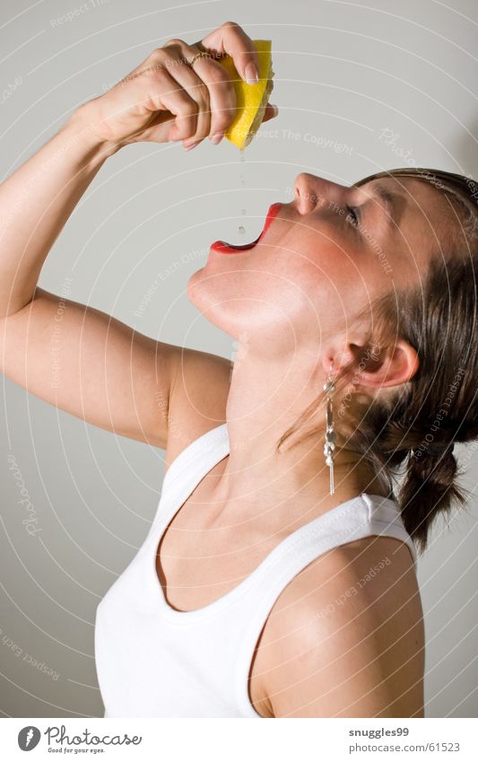 Nicht wirklich leckere Erfrischung Zitrone gelb Saft trinken Porträt Wut Wassertropfen widerstreben Vor hellem Hintergrund