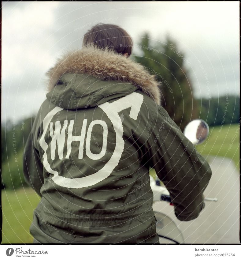 Who? The Modernist No. 2 Lifestyle Stil maskulin Junger Mann Jugendliche 1 Mensch 18-30 Jahre Erwachsene Verkehrsmittel Kleinmotorrad Jacke Fell fahren Coolness