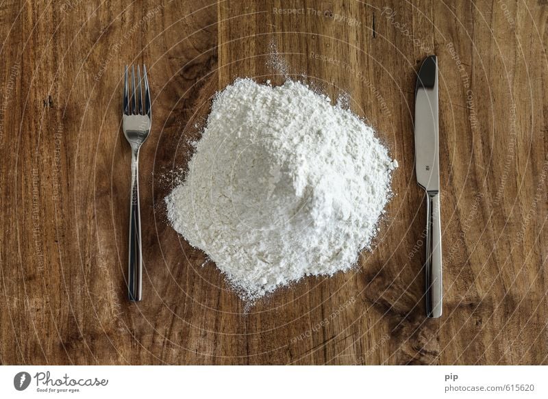 mehlspeise Mehl Messer Gabel Tisch Holz außergewöhnlich braun weiß Ernährung Foodfotografie weißmehl Lebensmittel Haufen Gedeck Besteck abstrakt roh Pulver