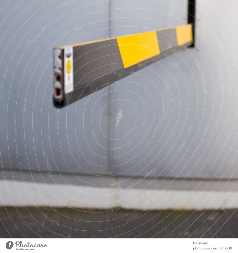 geprüfte sicherheit. Büro Industrie Stadt Stadtzentrum Parkhaus Bauwerk Mauer Wand Fassade Straße Wege & Pfade Schranke Beton Stahl Kunststoff Linie Streifen