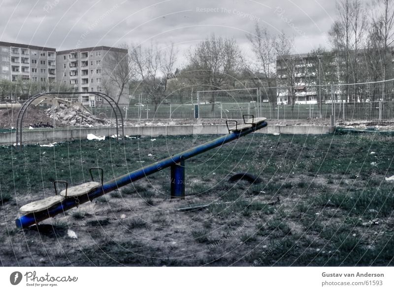 Ausgespielt Spielplatz Haus Block Trauer Baum Wippe Wolken Entsetzen Ende Himmel Angst