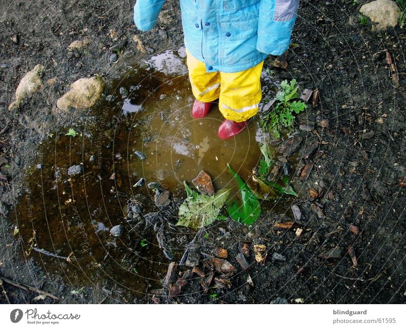 Matschepampe Kind Gummistiefel Regenjacke Regenhose Pfütze nass Schlamm schlechtes Wetter Regenbekleidung buddelhose dreckig bastian und trotzdem Freude