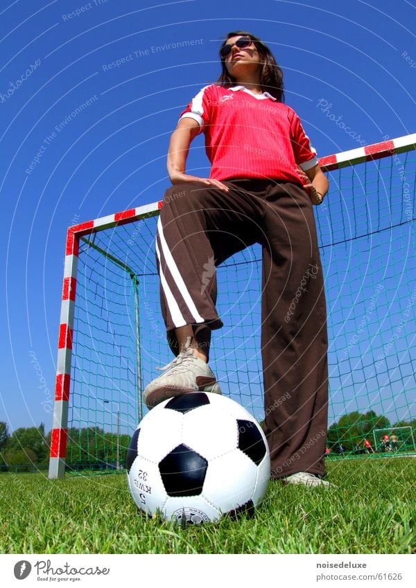 Fußballheldin Frau Gras Tor Rasen football woman Ball