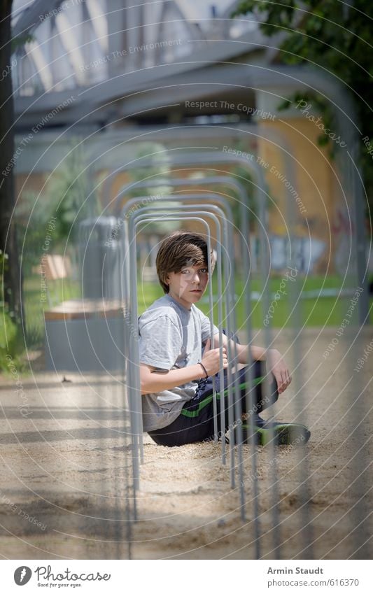 Meeting mit dem Fahrradständer Lifestyle Mensch maskulin Jugendliche 1 13-18 Jahre Kind Park Berlin Sportbekleidung berühren Fitness sitzen einzigartig