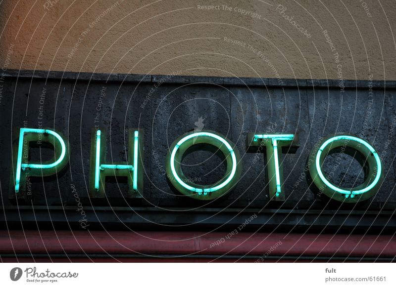 photo Fotografie Leuchtstoffröhre Neonlicht Buchstaben gelb Fotogeschäft Haus Gebäude Wand retro Werbung Leuchtreklame Dinge Putz Beton grau Schriftzeichen