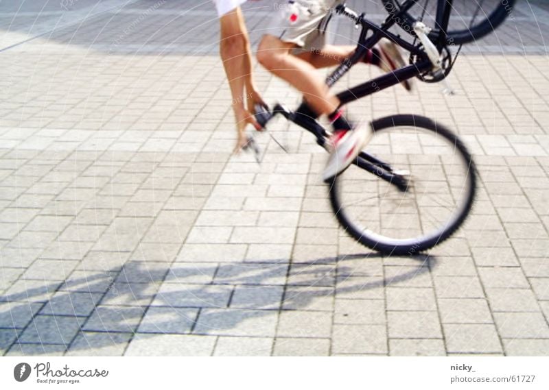 die welt steht still Schuhe Fahrrad stoppen fahren stehen Hose schwarz mehrfarbig Aktion Mensch Beine and go laufen Schatten Straße Stein teil 2 blabla motion