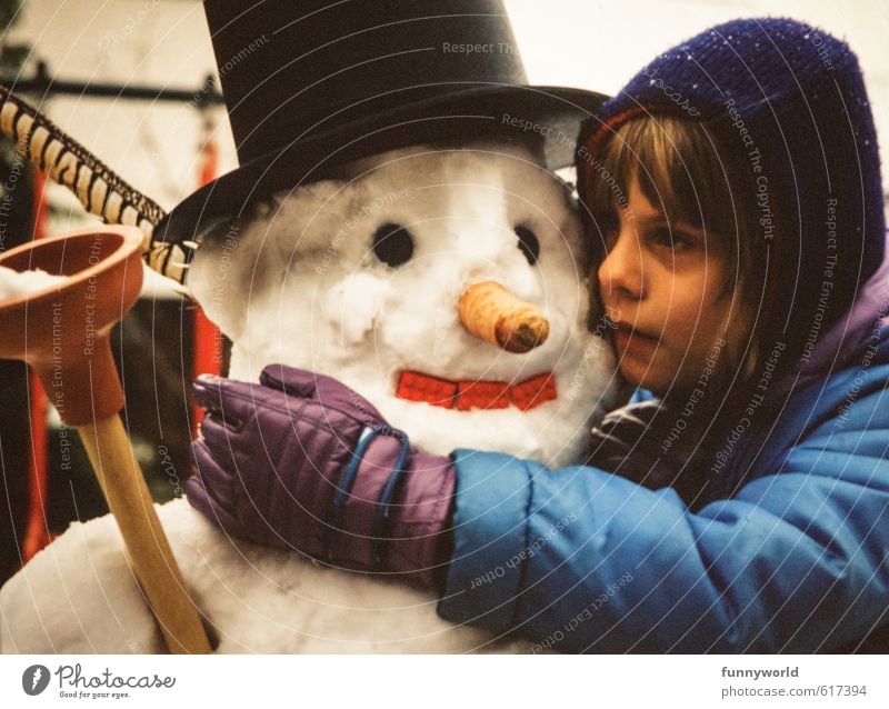 Schneemannliebe Kind Mädchen Kindheit 8-13 Jahre Eis Frost berühren festhalten Blick träumen Traurigkeit Umarmen Zusammensein kalt niedlich retro trösten