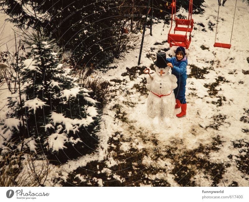 Mann mit Zylinder Kind Mädchen Kindheit 8-13 Jahre Stiefel Fröhlichkeit schön lustig retro unten Freude Freundschaft Schneemann Winter Schaukel Winterbekleidung