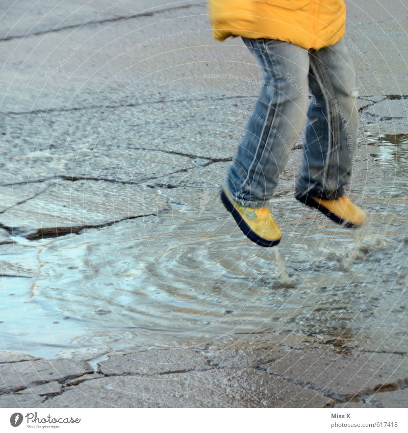 flieg ... Freizeit & Hobby Spielen Mensch Kind Beine 1 1-3 Jahre Kleinkind 3-8 Jahre Kindheit Wasser schlechtes Wetter Unwetter Regen Gummistiefel fliegen