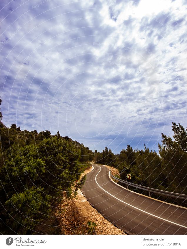 Kurvenreich Himmel Wolken Wildpflanze Berge u. Gebirge Insel Verkehr Verkehrswege Straße fahren Geschwindigkeit Außenaufnahme Menschenleer Textfreiraum links