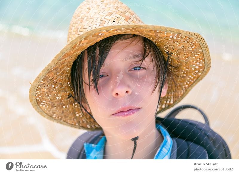 Sommerliches Porträt mit Strohhut Lifestyle Erholung Ferien & Urlaub & Reisen Strand Meer wandern Mensch maskulin Jugendliche 1 13-18 Jahre Kind Natur Sand