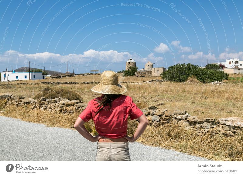 Tourist von hinten Ferien & Urlaub & Reisen Tourismus Sommer Mensch feminin Frau Erwachsene Jugendliche 1 13-18 Jahre Kind Natur Himmel Schönes Wetter Dürre