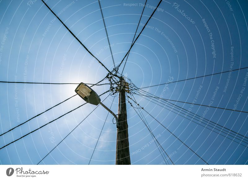 Web im Gegenlicht Sommer Telekommunikation Himmel Schönes Wetter alt Armut blau Netzwerk Perspektive Straßenbeleuchtung Telefonleitung Netzwerkkabel Licht