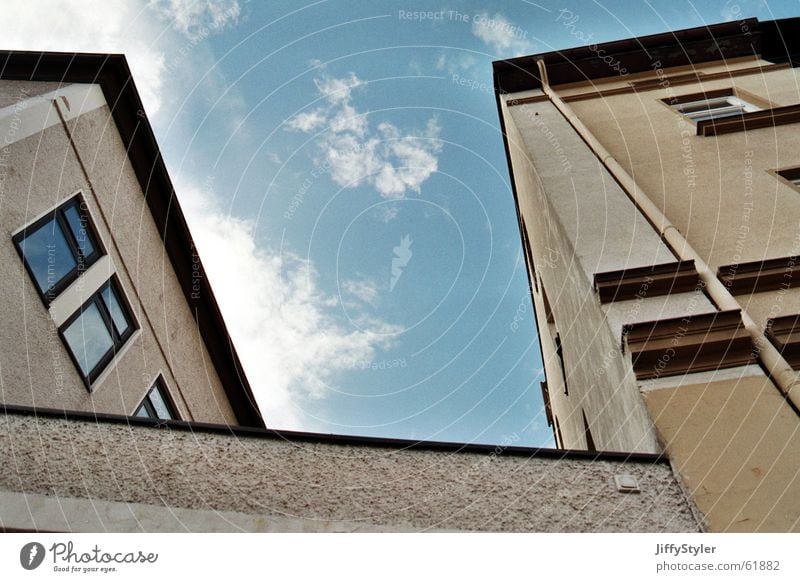 Blickwinkel Haus Stadt Wolken Gebäude Fenster Dach Arbeit & Erwerbstätigkeit Himmel Perspektive Mauer Linie Architektur