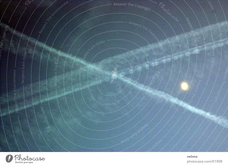 a-cross the sky Dämmerung Kondensstreifen Flugzeug Himmel Abend Mond Rücken blau
