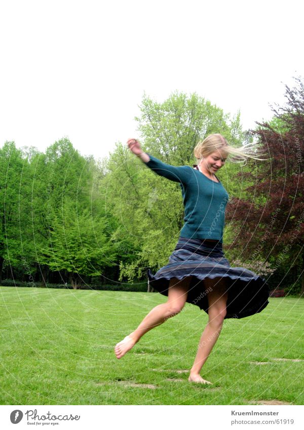 Pure Lebensfreude_01 Sommer springen Wiese Baum Physik Fröhlichkeit Drehung grün Freude Bewegung Wärme Glück lachen frei gruga Ernährung blau