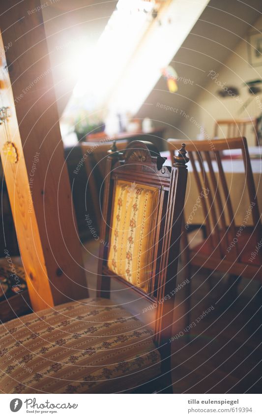 Platz an der Sonne Stuhl Sitzgelegenheit hell Wärme ästhetisch Innenarchitektur Stuhllehne Fenster Balken Häusliches Leben Wohnung Sonnenstrahlen Wohnzimmer