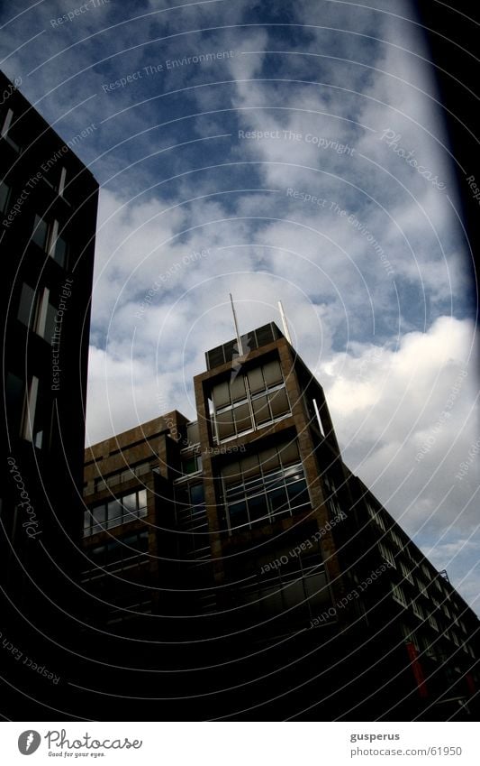 Regen war angesagt!!! Haus Stadt Wolken schlechtes Wetter Fenster Neubau Himmel falsch häuserschlucht Schatten aus dem auto heraus blau Schönes Wetter