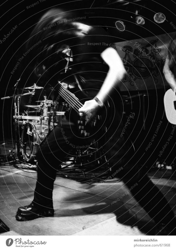 Bang your head! Musik stark schwer anschaulich Schuhe Angst schütteln Unschärfe Schlagzeug Saite heavy guitar Gitarre Rockmusik Schwarzweißfoto bigway shoes