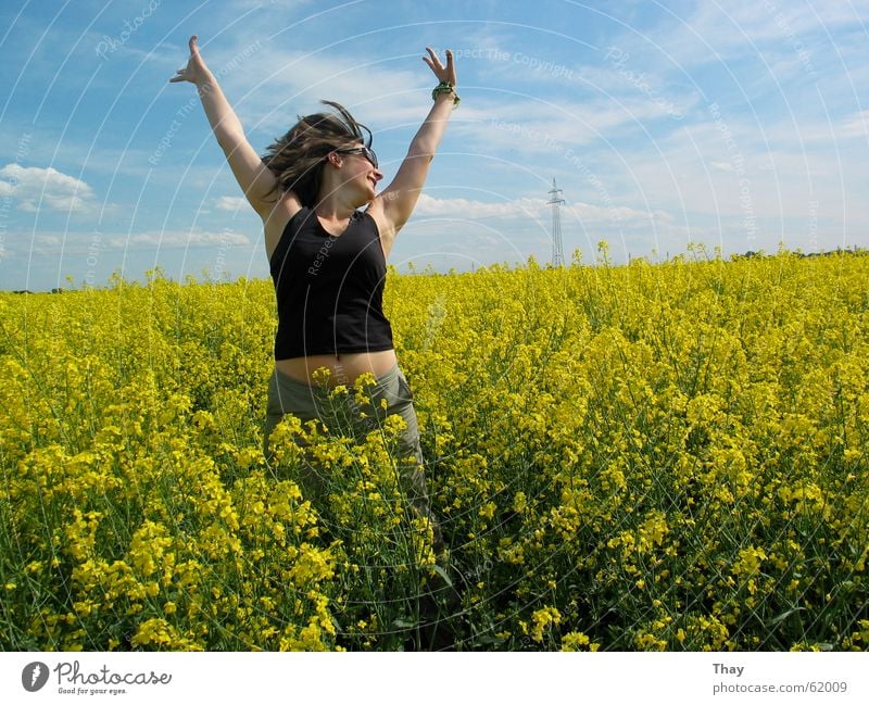 jump to heaven springen Frau Raps Feld gelb Wiese Blume Sommer Außenaufnahme Freude Glück