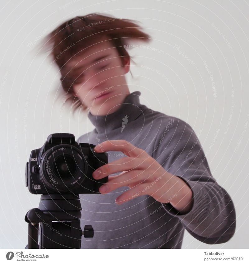 Dein Foto wurde bestätigt Stativ Fotograf planen drücken Kopfschütteln Mann Fotografie Hand Finger Pullover Rollkragenpullover geschlossene Augen Fotokamera