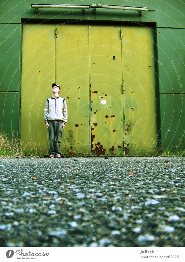 JuanB Militärgebäude Baseballmütze stehen bewegungslos grün Selbstportrait weeze Junge kappe Tor Blick Himmel kucken Körperhaltung boy door dorrs military