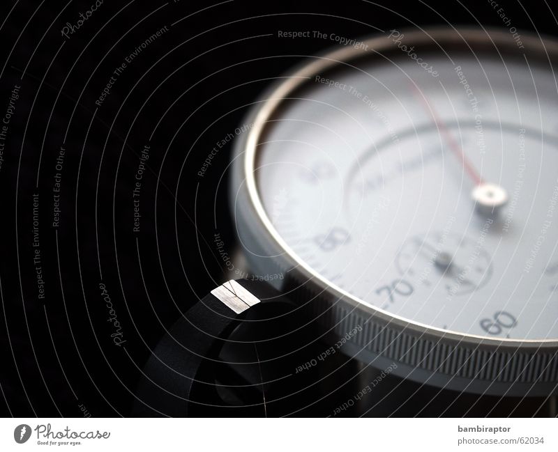 ... Chrom Skala dreckig Messinstrument rot klein schwarz Unschärfe Ziffern & Zahlen Makroaufnahme Uhrenzeiger Mikrofon micrometer abmessen vermessen messapparat