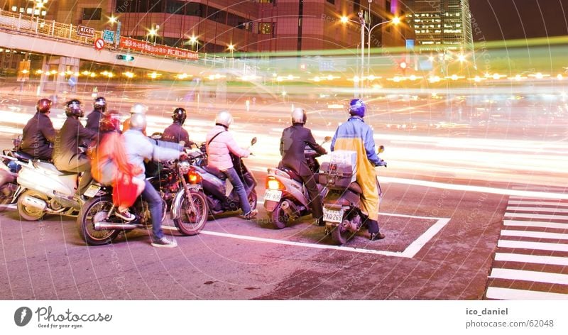 Rush Hour in Taipeh Mensch Menschengruppe Hauptstadt Stadtzentrum bevölkert Brücke Gebäude Verkehr Verkehrsmittel Verkehrswege Berufsverkehr Straße