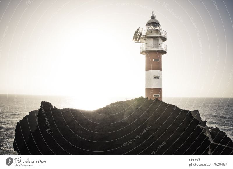 Vorposten Wolkenloser Himmel Schönes Wetter Felsen Küste Meer Leuchtturm rot weiß Sicherheit Fernweh Ende Horizont Ferne Teneriffa wegweisend Orientierung