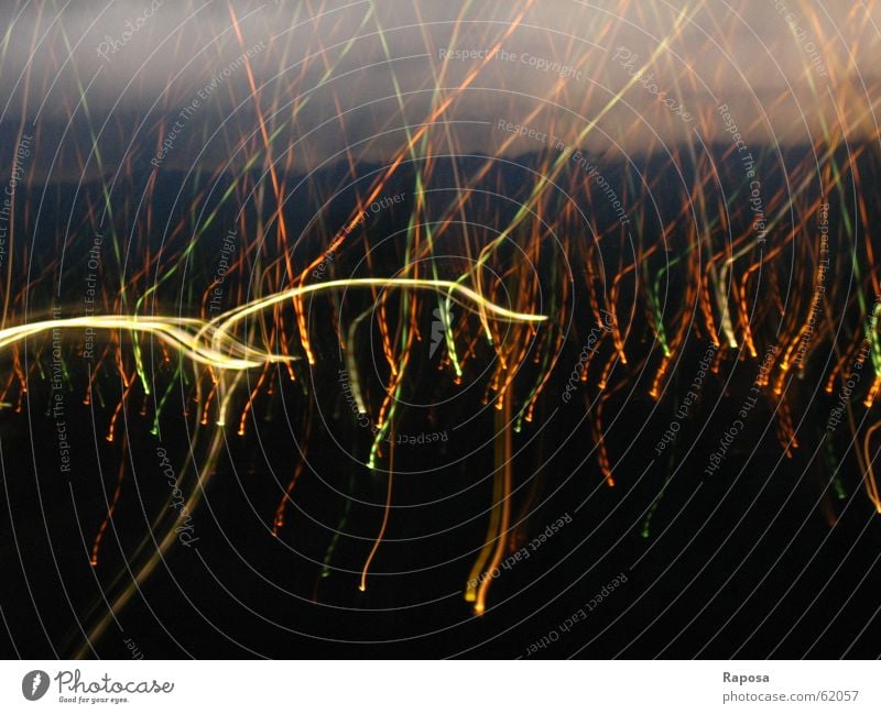 Lichterregen Nacht Langzeitbelichtung bunte lichter brennende lichter Himmel Erde lichterregen verwackeln
