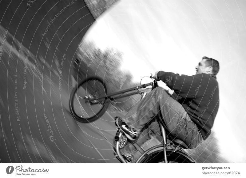 Zweckentfremdet 1 Fahrrad Sportpark ruhig Asphalt Mann Erholung Feierabend Geschwindigkeit Rampe Halfpipe Holz Unschärfe Abend Schwarzweißfoto Natur Freude