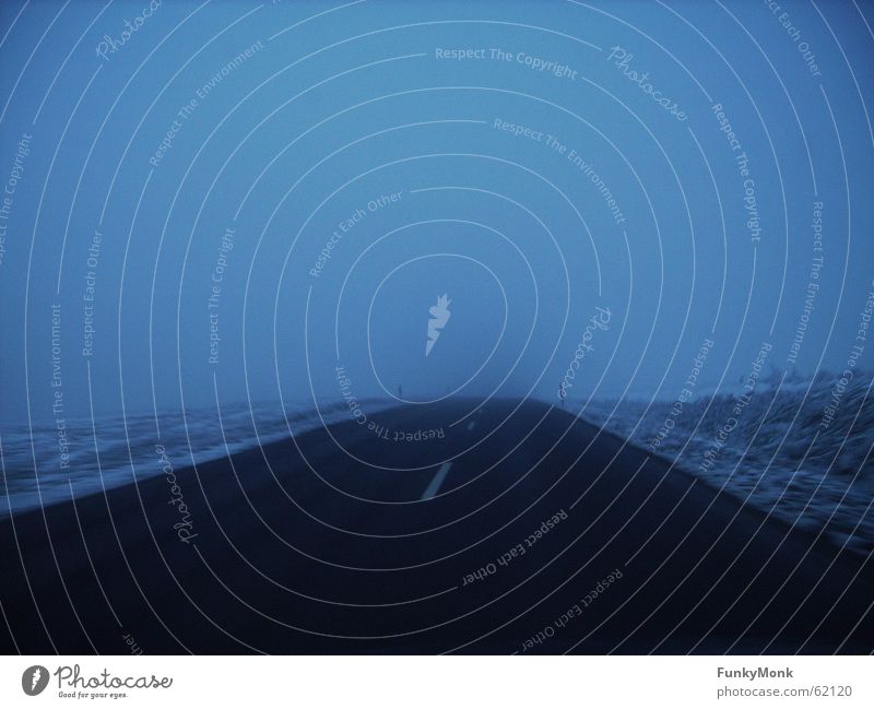 Road 2 Nowhere Nebel ungewiss dunkel spurlos geheimnisvoll Irrweg Verkehr Verkehrswege Winter Straße Wege & Pfade Angst road nowhere leer Linie Unschärfe