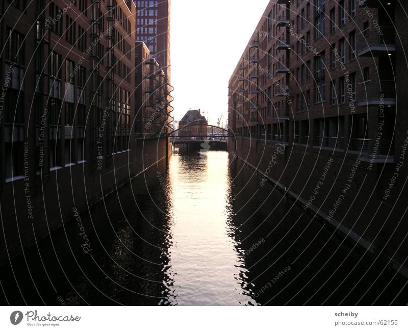 Hamburg Speicherstadt Alte Speicherstadt Wasserspiegelung Hafen Hafencity Reflektion