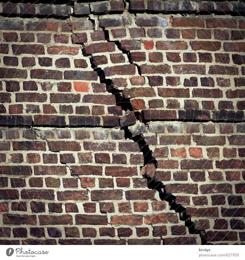 Riss in der Backsteinwand eines Gebäudes. Setzriss, Bauwerksschaden Mauer bauwerksschaden alt außergewöhnlich bedrohlich kaputt ästhetisch Stadt Vergänglichkeit