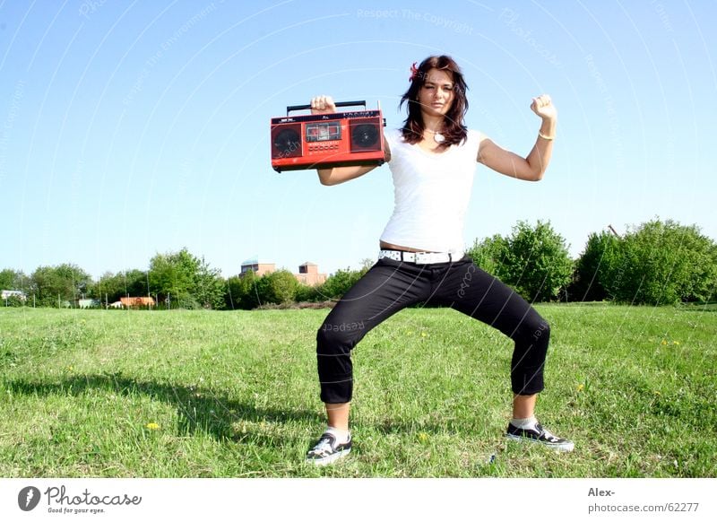 Schwules Eichhörnchen Frau hören Sommer verrückt lustig Freude Musik Tanzen affentanz Natur drausen grazy Radio