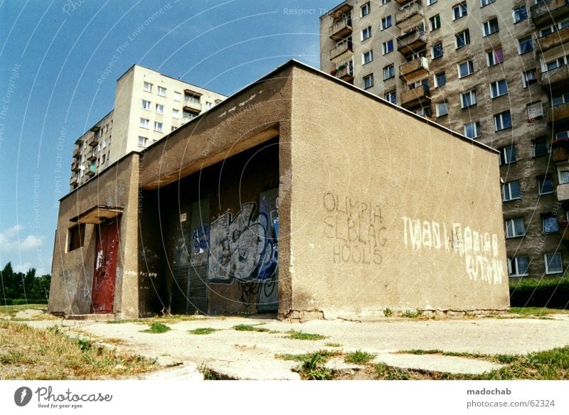 GHETTO Ghetto Hochhaus trist verloren Erfolg Haus Gebäude Wohnung Nachteil Schulklasse Klassengesellschaft Industrielandschaft Wohngebiet einrichten Raum Beton