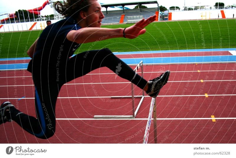 voigas Stadion Leichtathletik springen 100 Meter Lauf Barriere hurdle Sport laufen Lebenslauf track Hürdenlauf