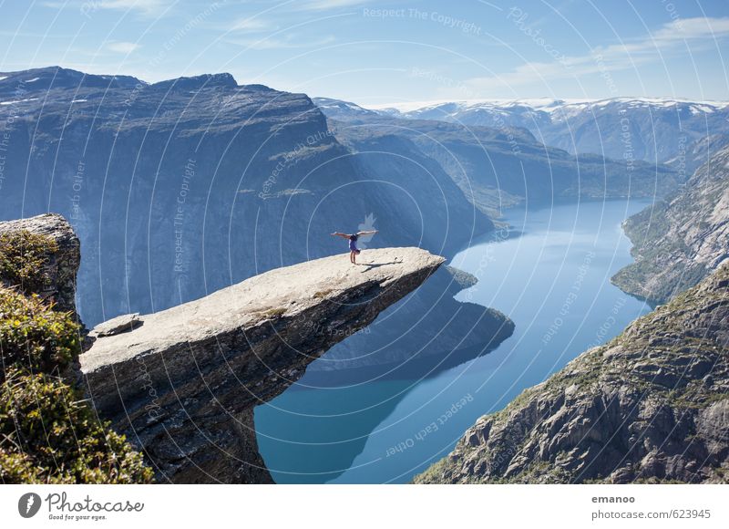 Handstand Spagat auf der Trolltunga in Norwegen Lifestyle Stil Freude Ferien & Urlaub & Reisen Tourismus Abenteuer Freiheit Expedition Sommer Berge u. Gebirge