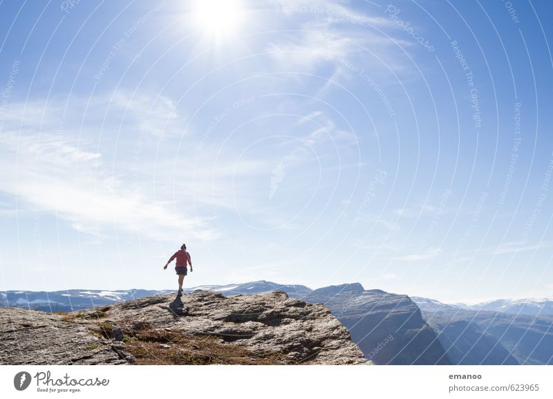 Frau auf der Klippe Lifestyle Stil Freude Ferien & Urlaub & Reisen Tourismus Abenteuer Ferne Freiheit Berge u. Gebirge wandern Mensch feminin Erwachsene Körper