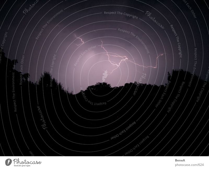 Blitz & Donner Blitze Sturm Wolken Nacht Unwetter Nachthimmel Donnern Naturgewalt violett schwarz gefährlich Licht Erkenntnis dunkel Silhouette Elektrizität