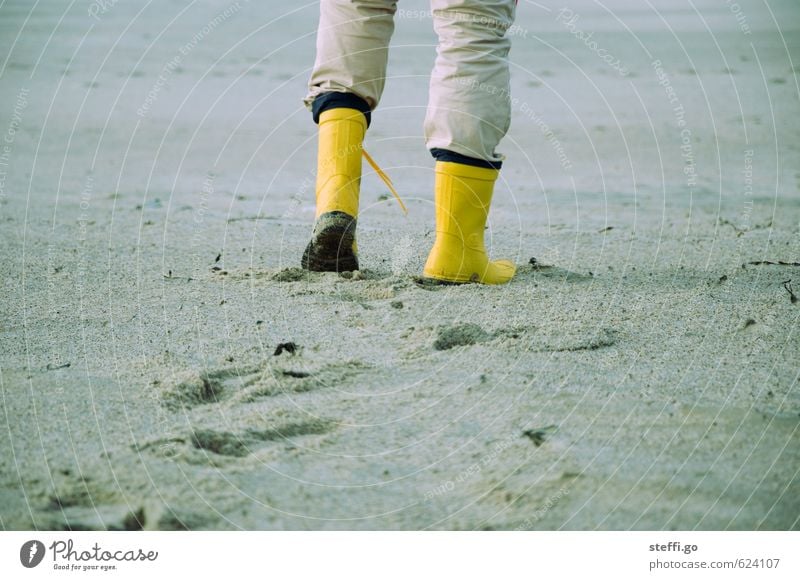 Strandspaziergang Ferien & Urlaub & Reisen Ausflug Abenteuer Ferne Freiheit Meer Junger Mann Jugendliche Erwachsene Beine Fuß Sand Küste Nordsee Ostsee Schuhe