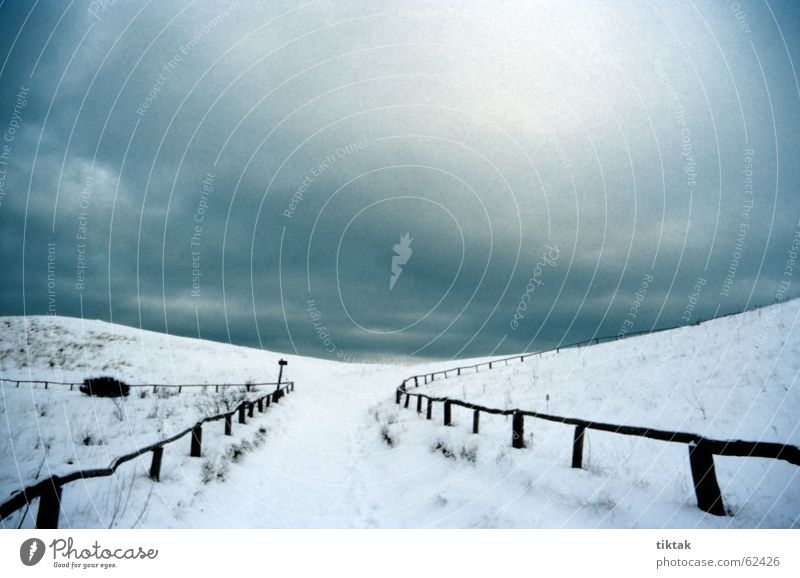 So weit die Füße tragen Winter Wolken Ferne grau kalt Eis Sturm Schneesturm Schneelandschaft Einsamkeit trist bedrohlich ungemütlich Zaun Hiddensee Winterurlaub